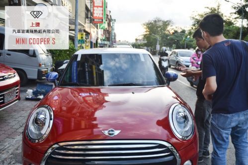 全新的MINI原廠玻璃安裝完成, 細心的跟客人交代注意事項